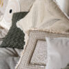 Cojín Decorativo con Bordados y Detalles Metálicos. - Imagen 3