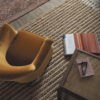 Sillón de Terciopelo en Tono Azafrán con Detalles de Tachuelas - Imagen 2