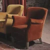 Sillón de Terciopelo en Tono Naranja Quemado con Detalles de Tachuelas - Imagen 4