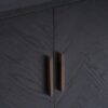 Aparador de Roble Oscuro con Diseño en Espiga y Detalles en Latón - Imagen 4