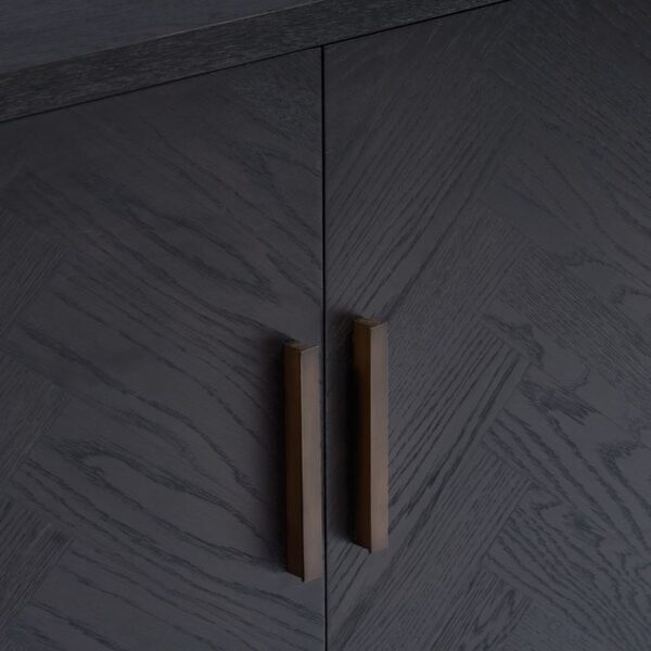 Aparador de Roble Oscuro con Diseño en Espiga y Detalles en Latón - Imagen 4